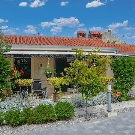 Issa Holiday Home - 3 Min Walk To Beach Kaštela Екстериор снимка