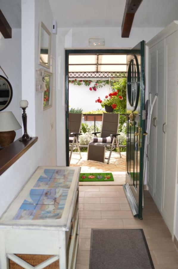 Issa Holiday Home - 3 Min Walk To Beach Kaštela Екстериор снимка