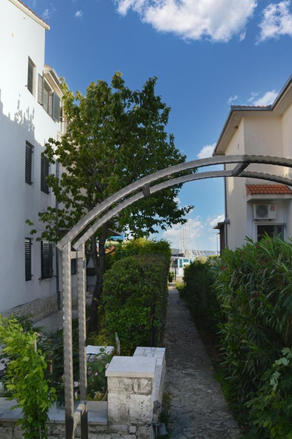 Issa Holiday Home - 3 Min Walk To Beach Kaštela Екстериор снимка