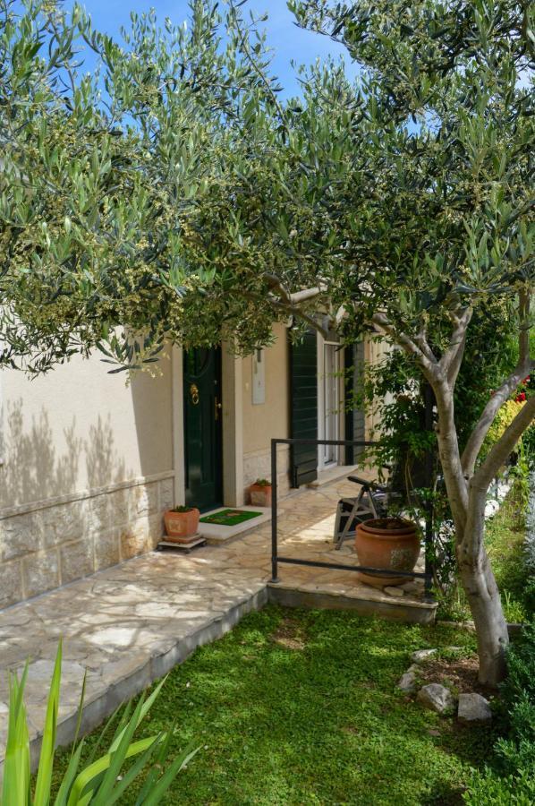 Issa Holiday Home - 3 Min Walk To Beach Kaštela Екстериор снимка