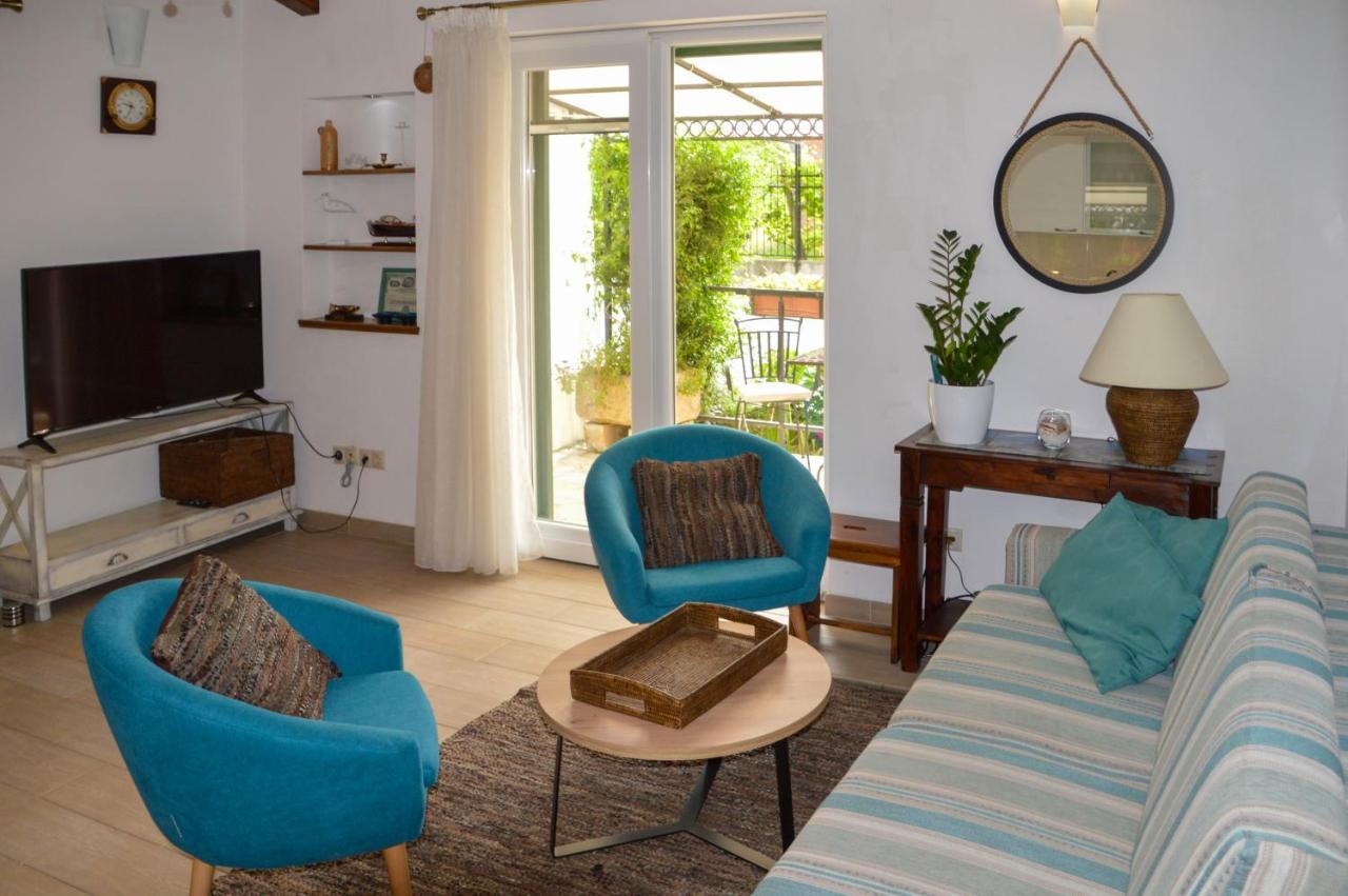 Issa Holiday Home - 3 Min Walk To Beach Kaštela Екстериор снимка