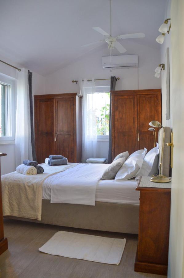 Issa Holiday Home - 3 Min Walk To Beach Kaštela Екстериор снимка