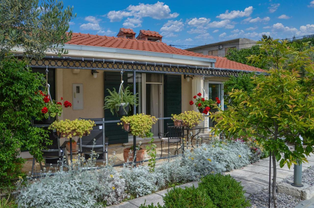Issa Holiday Home - 3 Min Walk To Beach Kaštela Екстериор снимка