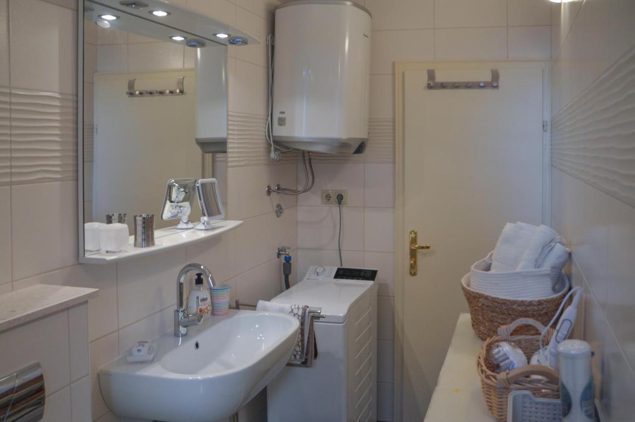Issa Holiday Home - 3 Min Walk To Beach Kaštela Екстериор снимка