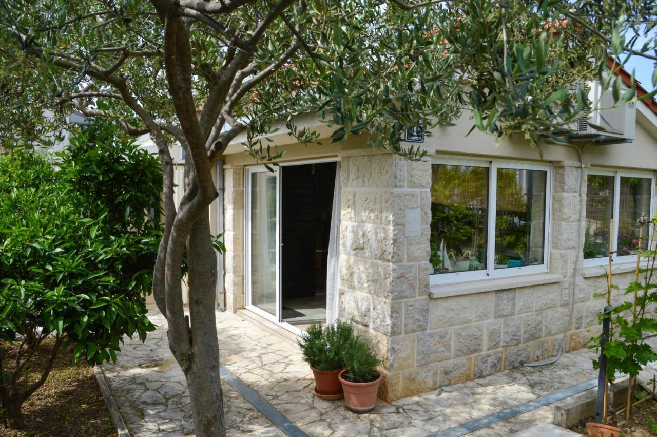 Issa Holiday Home - 3 Min Walk To Beach Kaštela Екстериор снимка